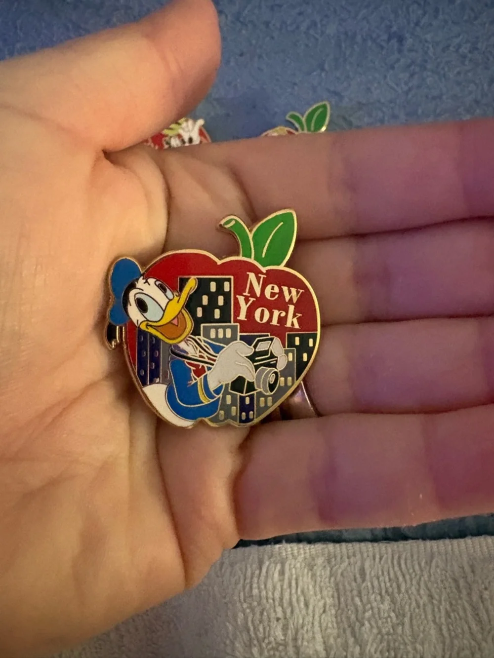 Disney Red &Green New York Apple Character Pin Set From Disney Store early 2000 - Picture 2 of 3